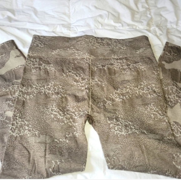 Gymshark Adapt Camo Leggings - Picture 3 of 5